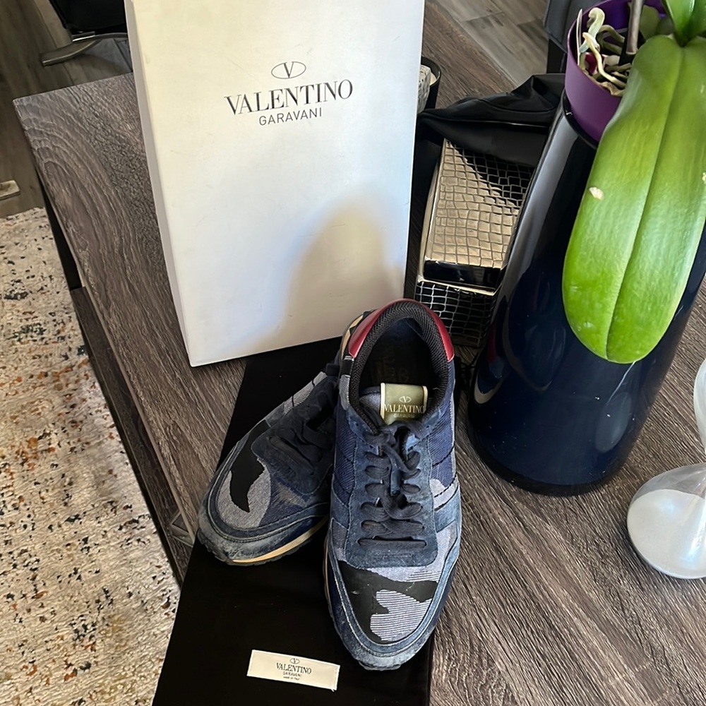 Valentino Garavani sneakers.